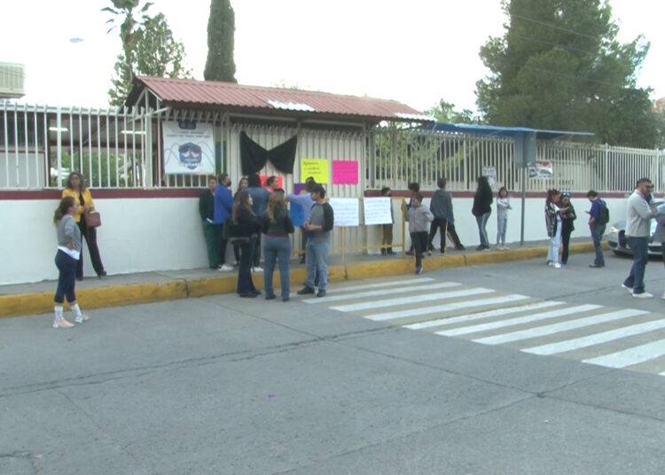 Toman Padres Instalaciones De La Primaria Rosaura Bravo Canal