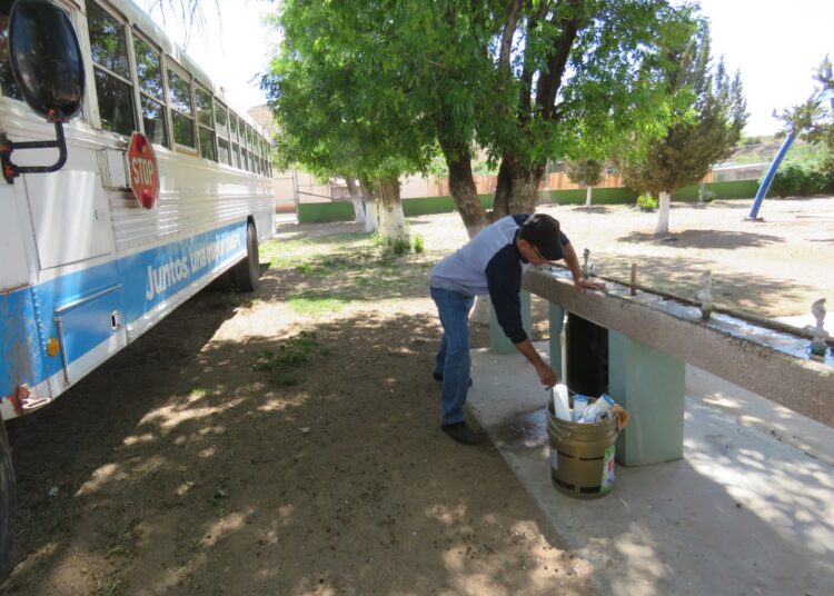 Cambian Filtros De Agua En Bebederos De Primarias CREI En Zona Rural