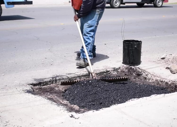 Toma precaución por las zonas de trabajo de bacheo de este martes