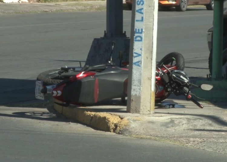 Motociclista Se Fractura La Pierna Al Chocar Contra Una Camioneta