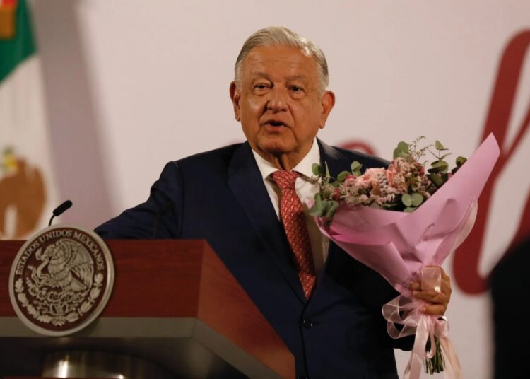 Festeja AMLO el Día de las Madres con mariachis en la Mañanera Canal