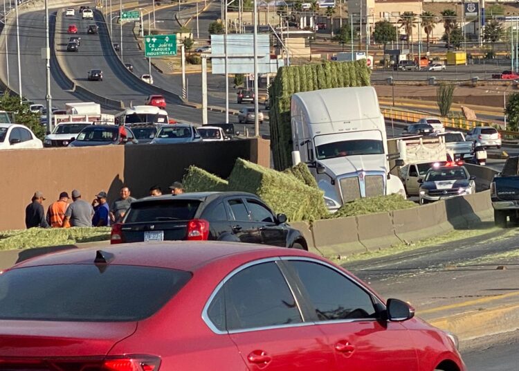 Vuelca Tr Iler Y Tira Por Varios Metros Pacas De Alfalfa Canal