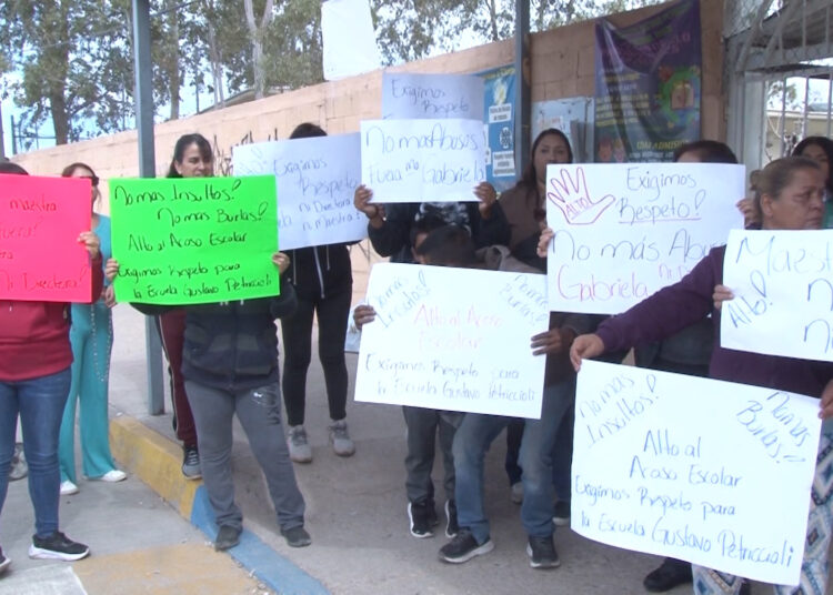 Protesta de padres por conducta inapropiada de maestra – Canal 44 Chihuahua