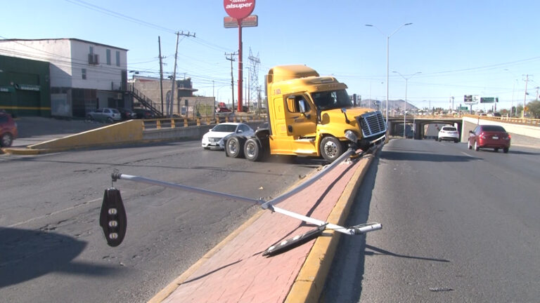 Se estrelló tráiler contra poste en la Av. Tecnológico