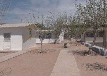 Padres de familia en Meoqui preocupados por humo de incendio