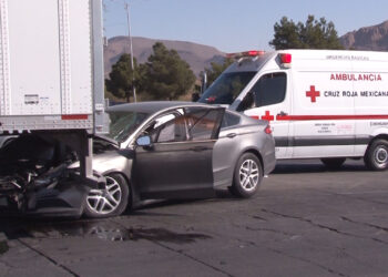 Choque en cruce de avenidas deja a un conductor lesionado