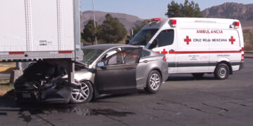 Choque en cruce de avenidas deja a un conductor lesionado