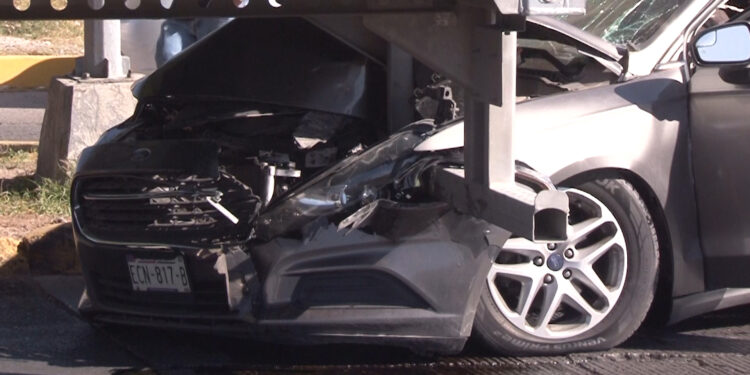 Choque en cruce de avenidas deja a un conductor lesionado