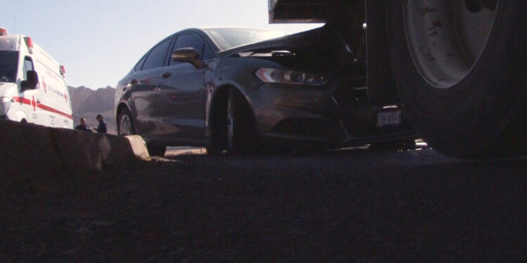 Choque en cruce de avenidas deja a un conductor lesionado