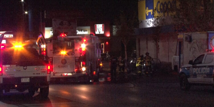 Fuego consume automóvil en Plaza Vallarta