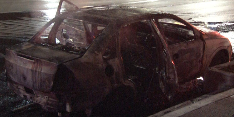 Fuego consume automóvil en Plaza Vallarta