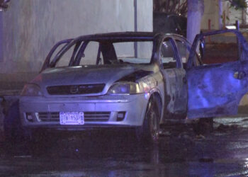 Fuego consume automóvil en Plaza Vallarta