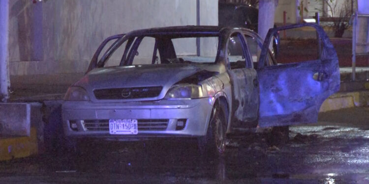 Fuego consume automóvil en Plaza Vallarta