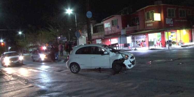 Fuerte choque deja un lesionado en la colonia Villa Nueva
