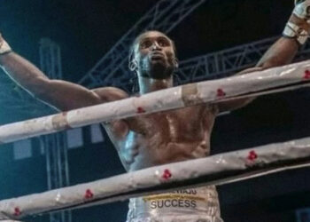 Boxeador muere luego de colapsar durante una pelea