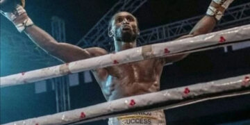 Boxeador muere luego de colapsar durante una pelea