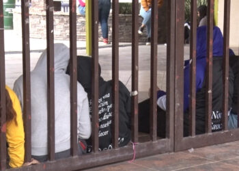 Alumnas protestan por falta de constancia de USICAMM