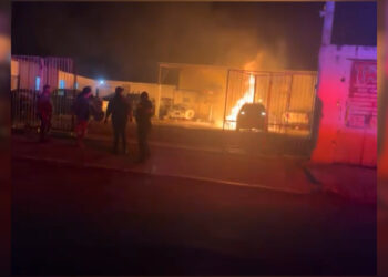 Incendio consume vehículos en taller mecánico de Cuauhtémoc