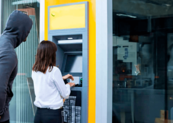 Evita robos en cajeros automáticos con estos consejos