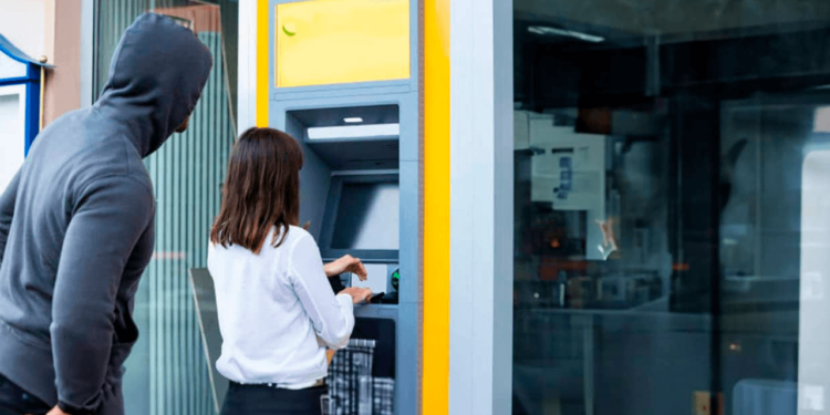 Evita robos en cajeros automáticos con estos consejos