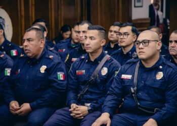 Entregan bonos a bomberos en reconocimiento a su labor