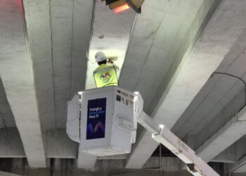 Iluminan cuatro bajo puentes con las nuevas lámparas LED