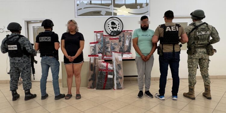 Detiene operativo de inteligencia a pareja con arsenal y considerable cantidad de droga