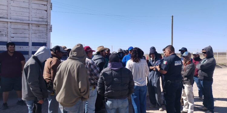 Trabajadores de establo realizan paro laboral en Delicias