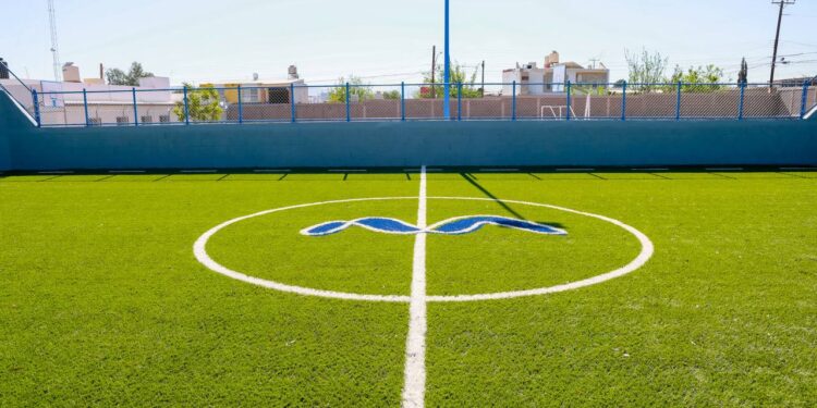 Entregan cancha de fútbol a la primaria Vicente Suárez