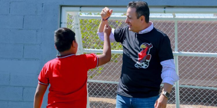 Entregan cancha de fútbol a la primaria Vicente Suárez