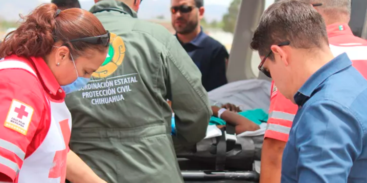 Trasladan en helicóptero a dos lesionados de accidente en Guachochi