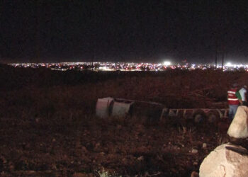 Vuelca a bordo de pick-up en la carretera a Aldama