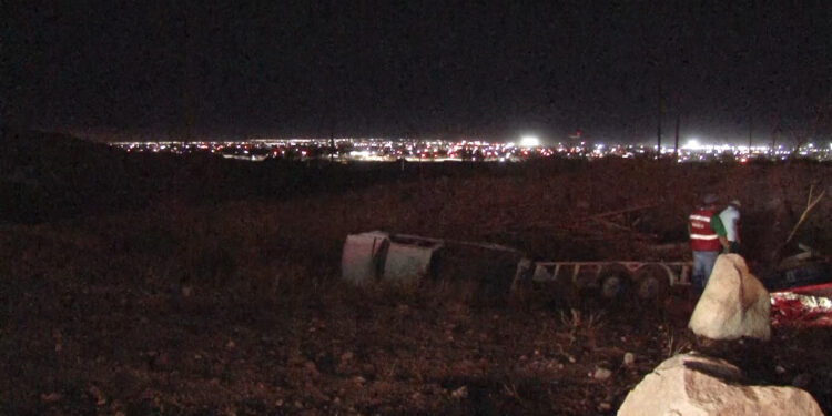 Vuelca a bordo de pick-up en la carretera a Aldama