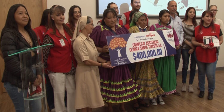 Entrega simbólica de cheques de Alsuper a asociaciones civiles