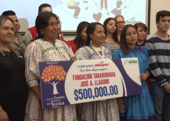 Entrega simbólica de cheques de Alsuper a asociaciones civiles