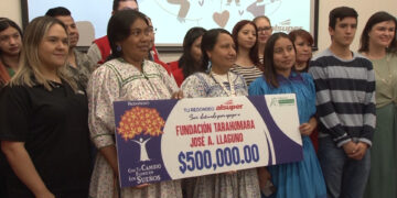 Entrega simbólica de cheques de Alsuper a asociaciones civiles