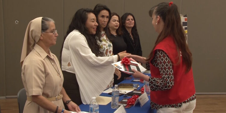 Entrega simbólica de cheques de Alsuper a asociaciones civiles