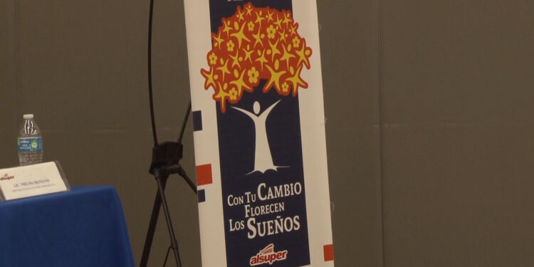 Entrega simbólica de cheques de Alsuper a asociaciones civiles