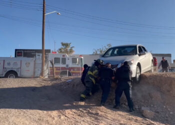 Adulto mayor queda atorado con su auto al entrar a parque