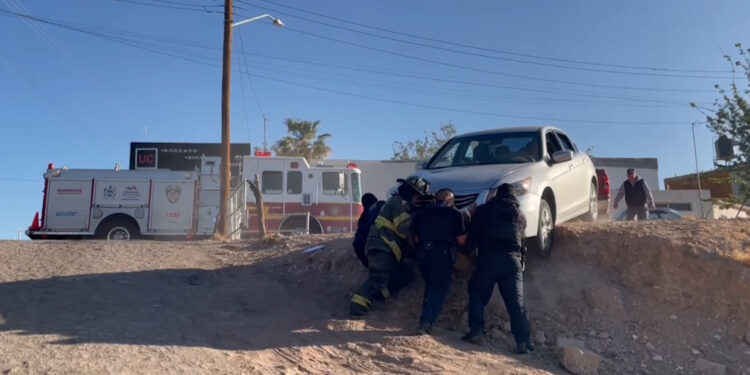 Adulto mayor queda atorado con su auto al entrar a parque