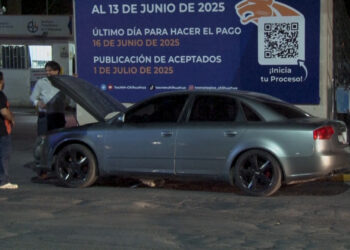 Arde automóvil frente al Tec de Chihuahua