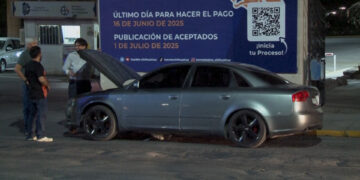 Arde automóvil frente al Tec de Chihuahua