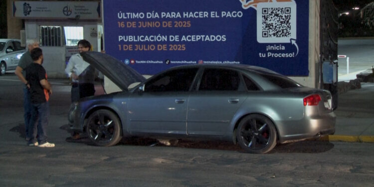 Arde automóvil frente al Tec de Chihuahua