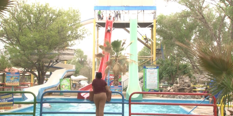 Familias chihuahuenses disfrutaron los balnearios este Viernes Santo