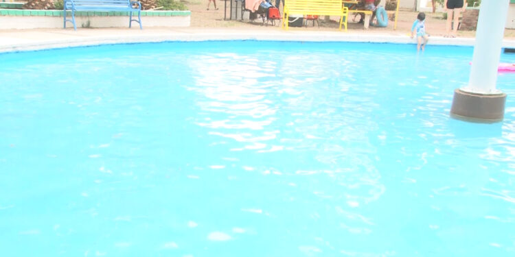 Familias chihuahuenses disfrutaron los balnearios este Viernes Santo