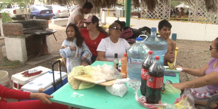 Familias chihuahuenses disfrutaron los balnearios este Viernes Santo