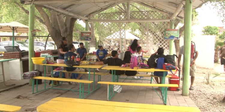 Familias chihuahuenses disfrutaron los balnearios este Viernes Santo