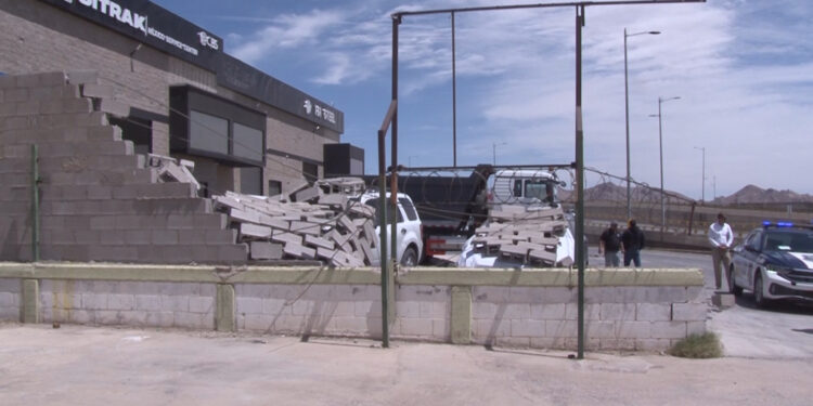 Vientos derriban barda y dañan dos vehículos en la capital