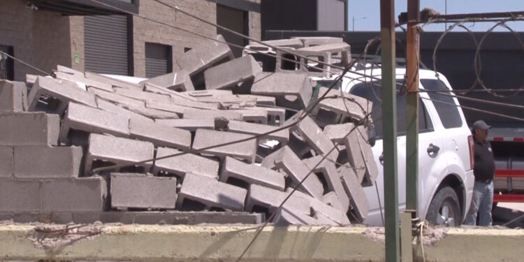 Vientos derriban barda y dañan dos vehículos en la capital