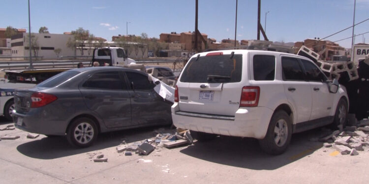 Vientos derriban barda y dañan dos vehículos en la capital